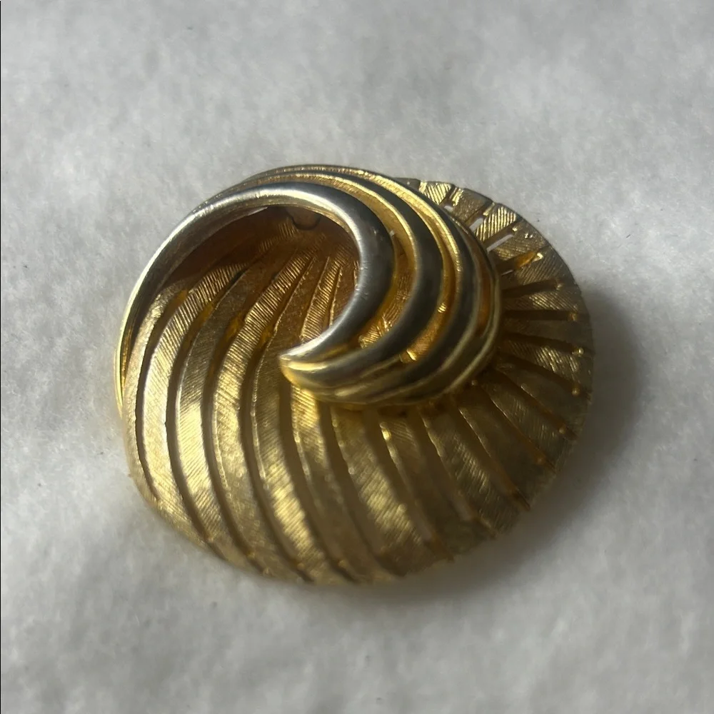 Vintage Elegant Gold tone Swirl Brooch #1012